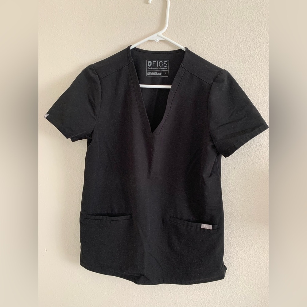 Figs Women’s Casma 3-Pocket scrub top in Black